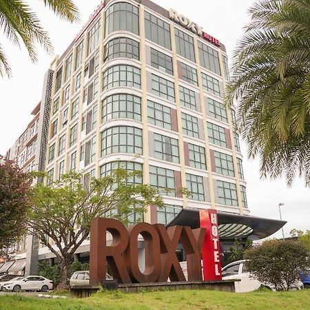 Roxy Hotel & Apartments Kuching Extérieur photo