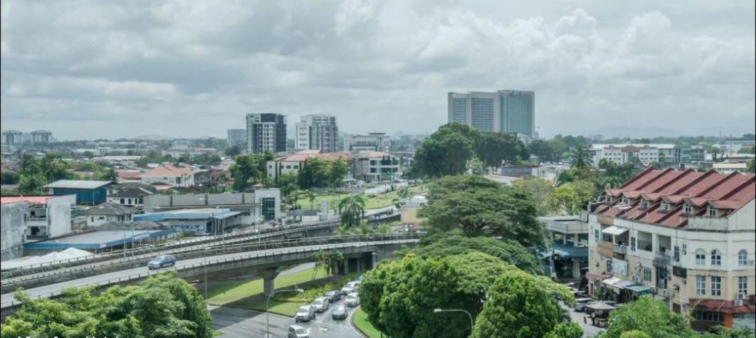 Roxy Hotel & Apartments Kuching Extérieur photo