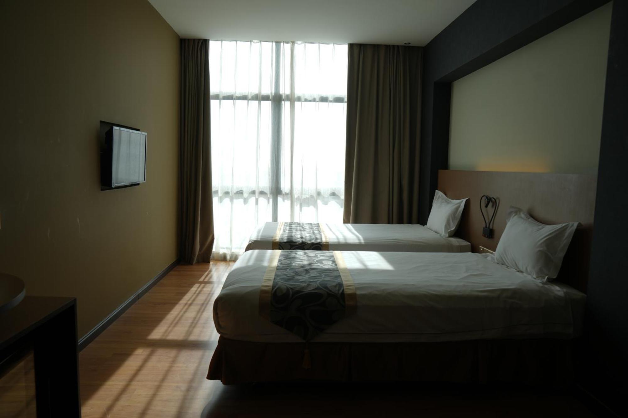 Roxy Hotel & Apartments Kuching Extérieur photo