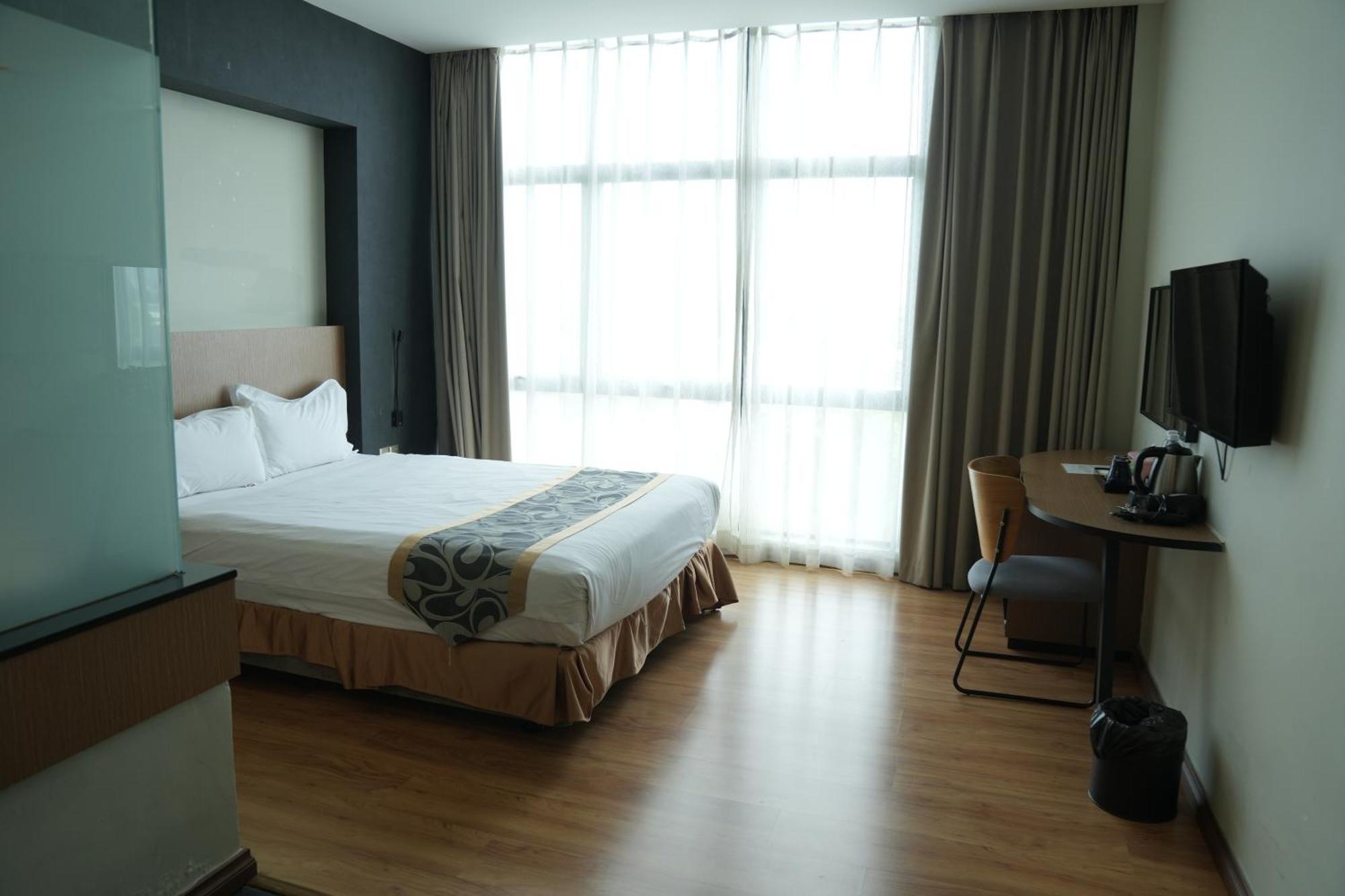 Roxy Hotel & Apartments Kuching Extérieur photo